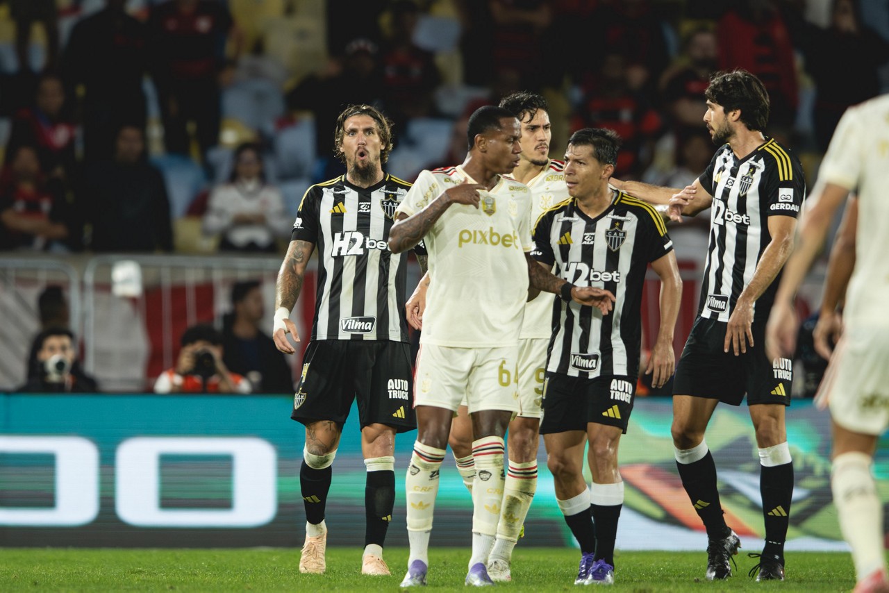 Lyanco rebate provocações de Wallace Yan e clima esquenta entre Atlético e Flamengo na Copa do Brasil