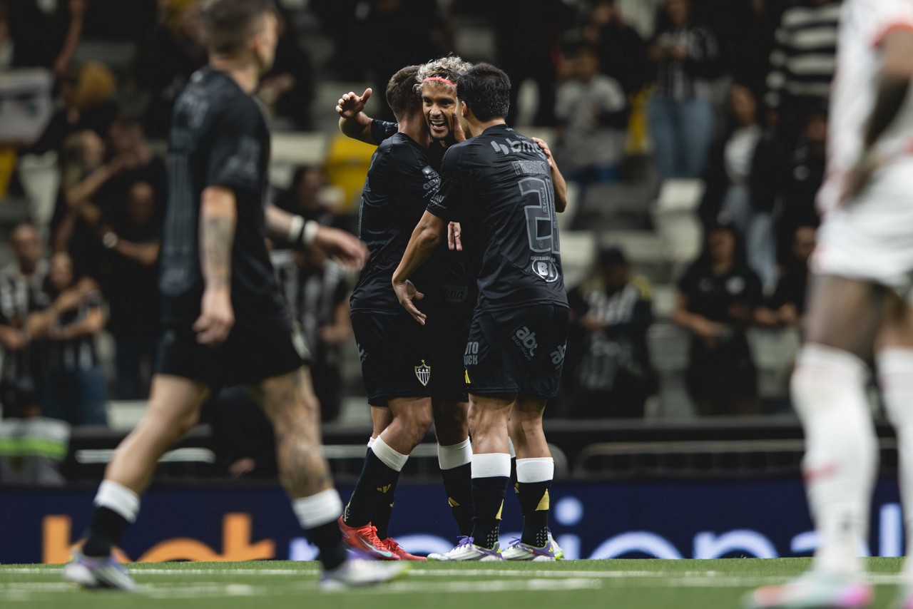 Jogadores celebram vitória na Arena MRV