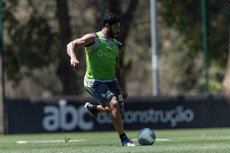 Atacante Hulk prepara finalização durante treinamento na Cidade do Galo