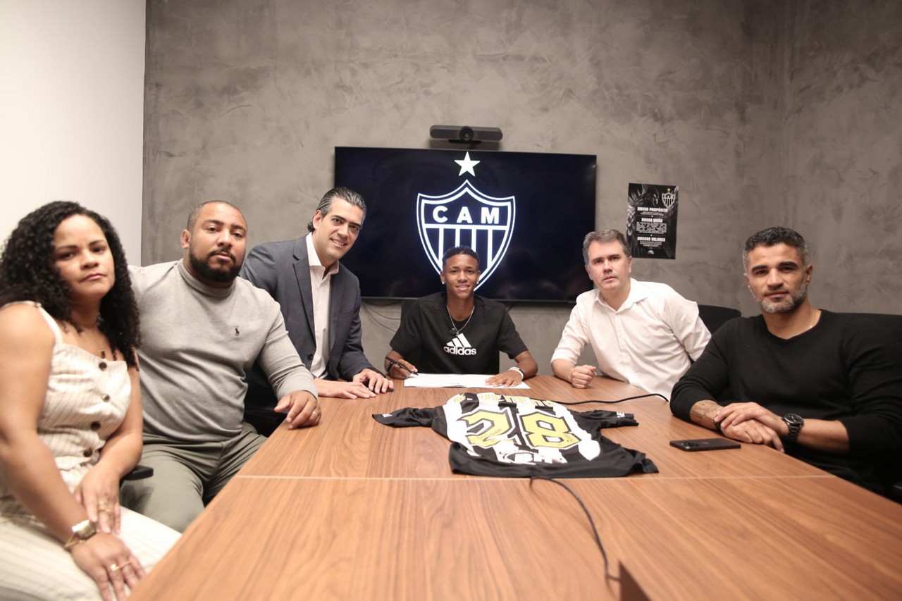Gabriel Veneno assina vínculo com o Atlético por três anos