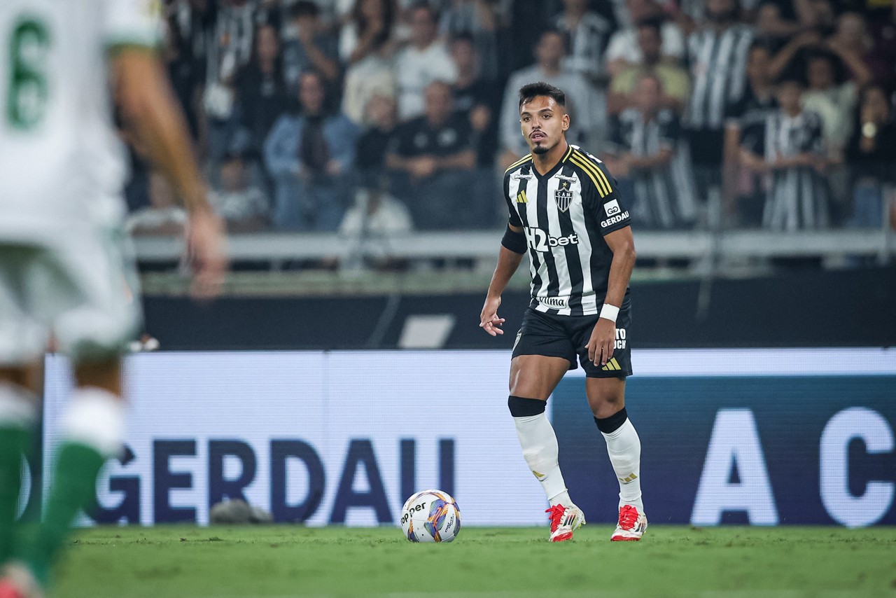 Gabriel Menino em ação pelo Atlético em sua primeira partida diante da Massa