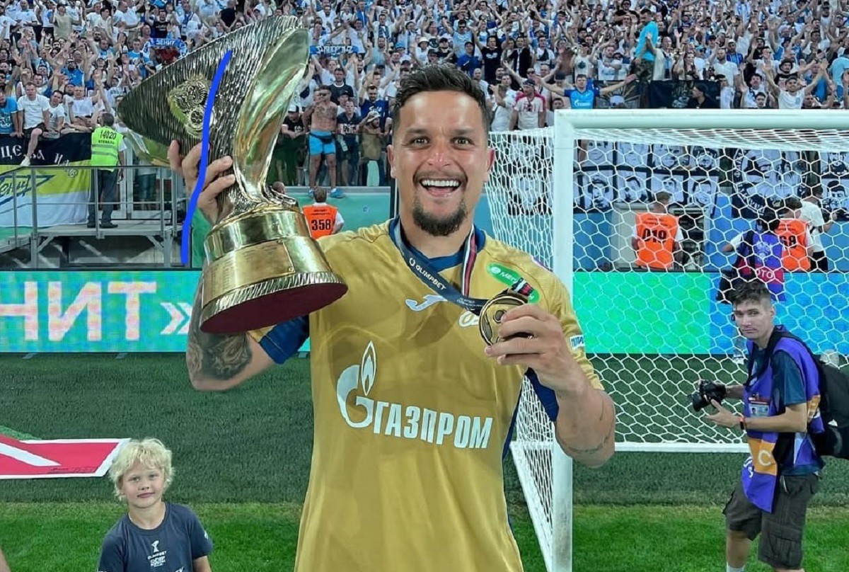 Atacante Artur celebrando conquista de título pelo Zenit