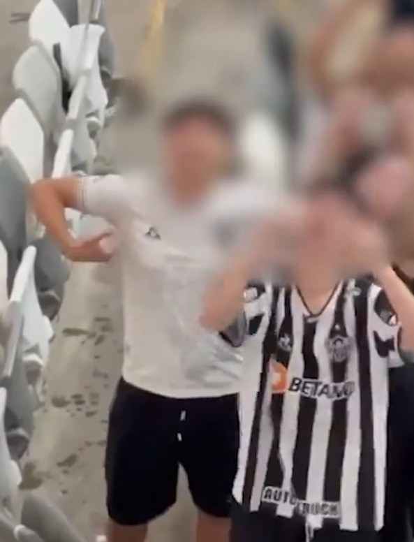 Torcedor foi flagrado fazendo gestos racistas na Arena MRV