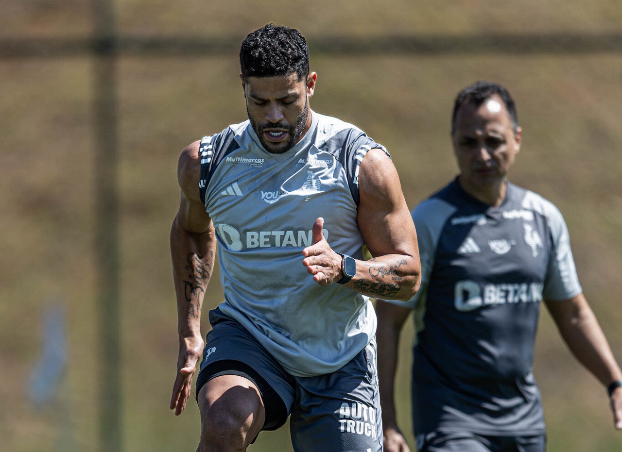 Hulk realizou trabalhos em campo acompanhado do departamento médico do clube