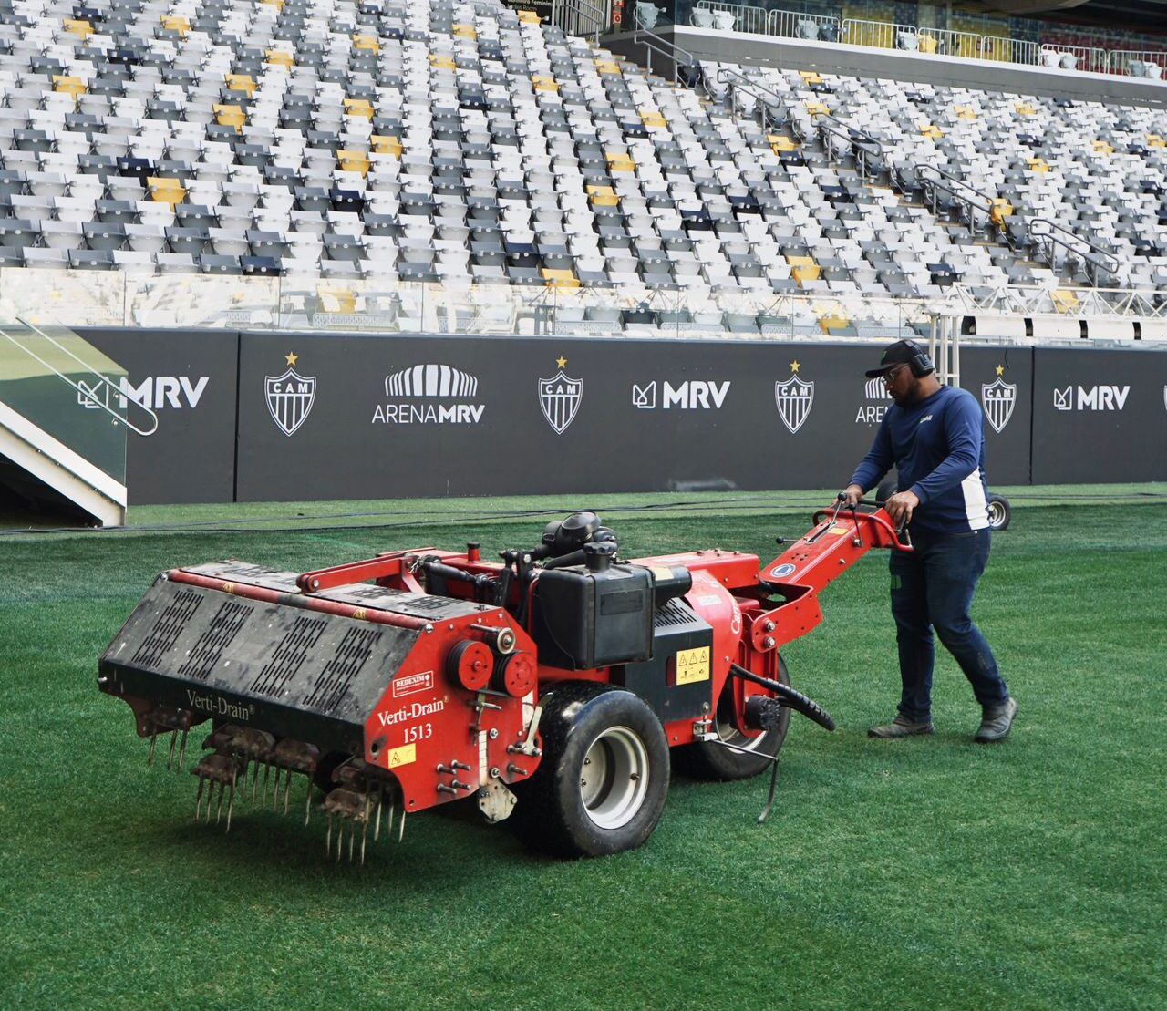 Atlético utilizou máquinas para agilizar o trabalho no gramado da Arena MRV