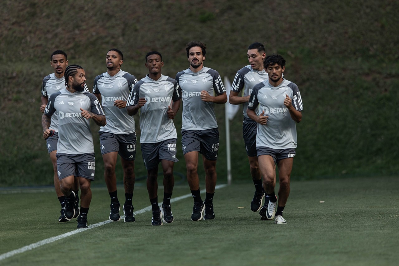 Parte do elenco atleticano fez trabalho em campo