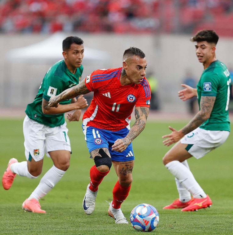 Eduardo Vargas atuando pela seleção chilena contra a Bolívia
