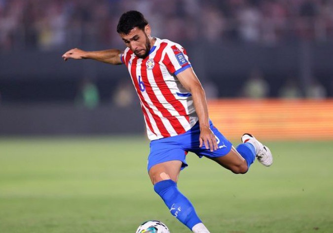 Júnior Alonso atuando pela seleção paraguaia contra o Brasil