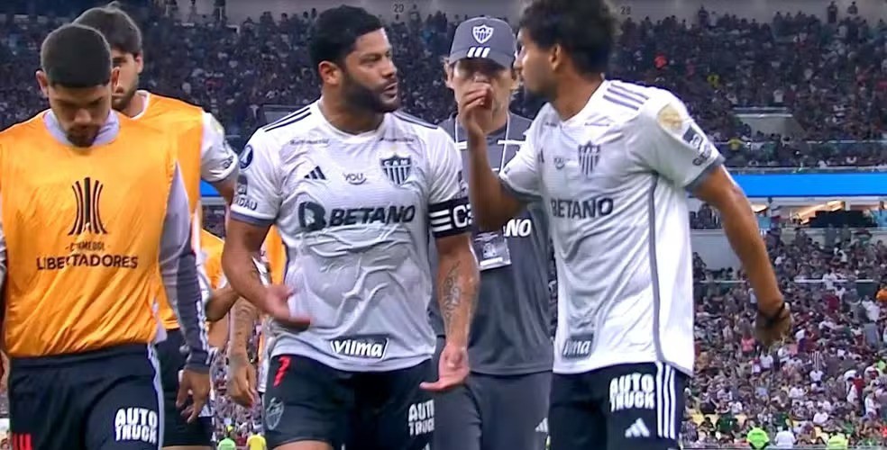 Jogadores do Atlético discutiram na saída para o intervalo