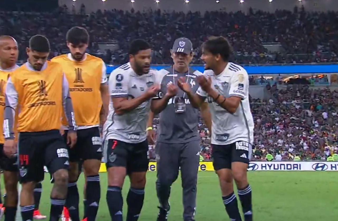 Discussão entre Hulk e Scarpa aconteceu no intervalo da partida