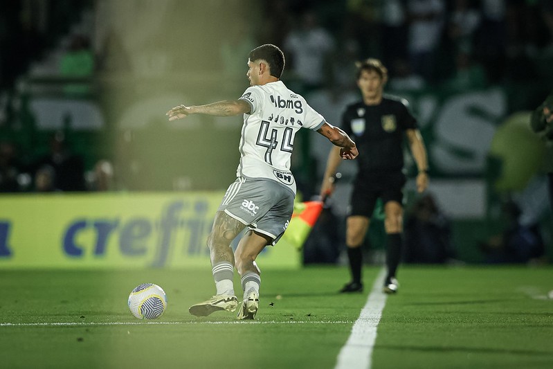 Lateral cometeu pênalti que resultou no gol da vitória do Palmeiras