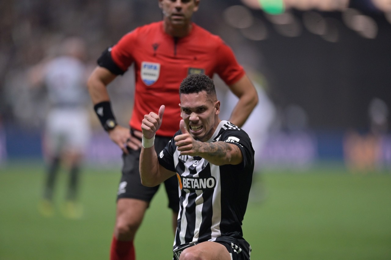 Paulinho balançou as redes no final do primeiro tempo