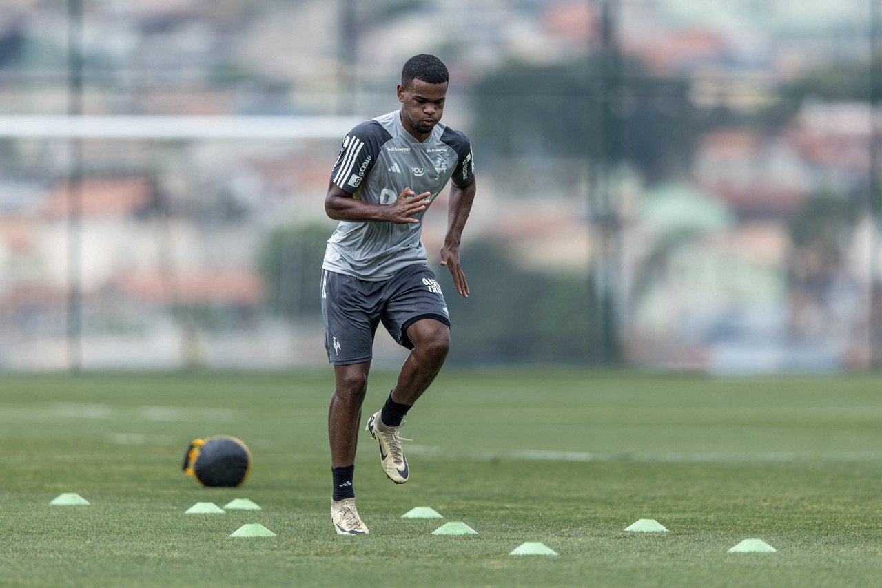 Alisson durante atividade física na Cidade do Galo