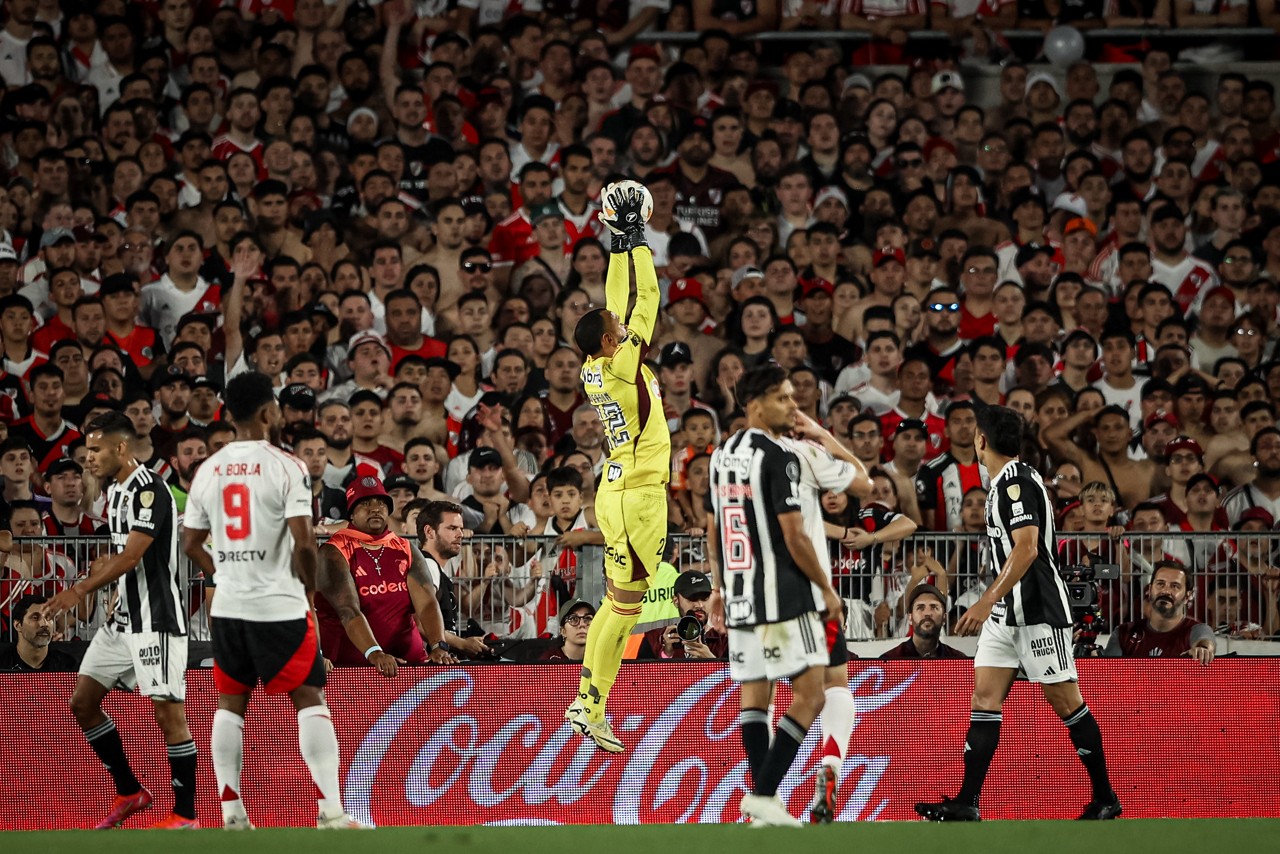 Goleiro foi eleito o melhor jogador em campo contra o River Plate