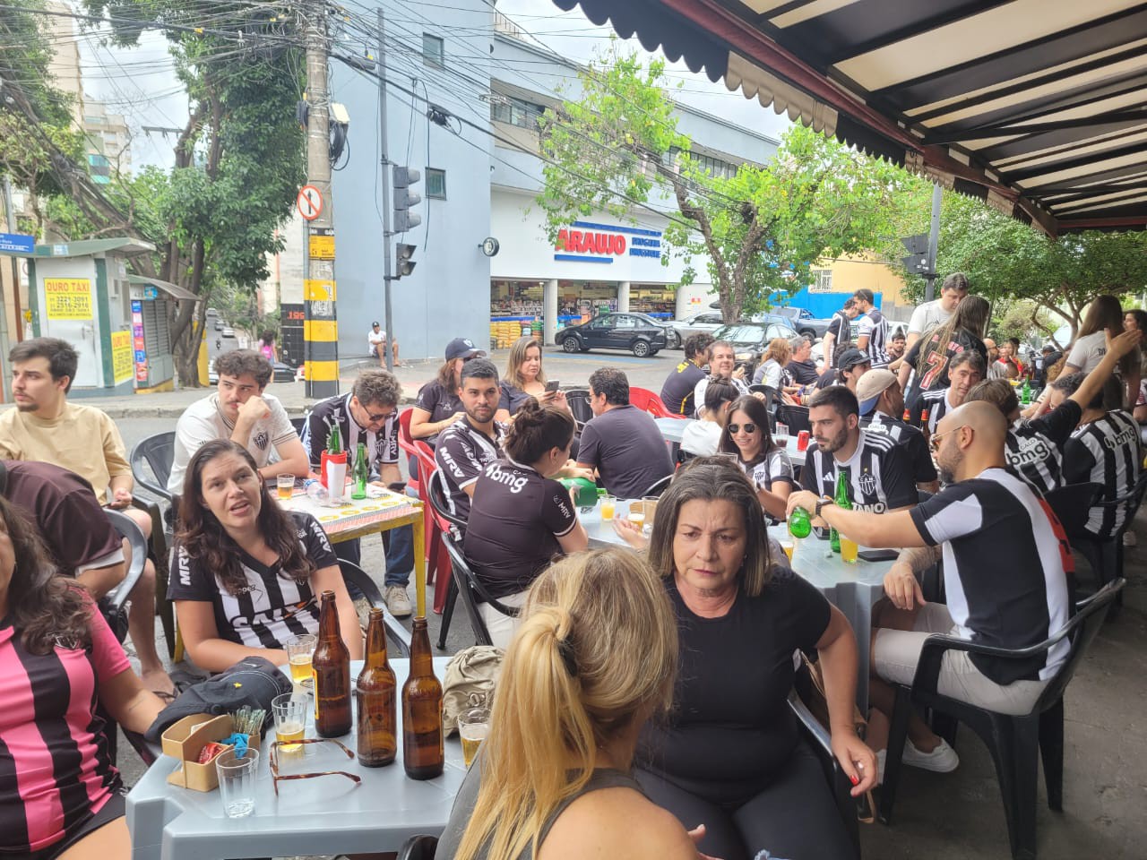 Mesas do Bar do Salomão, no bairro Serra, região Centro-Sul de BH, estão lotadas de torcedores do Atlético