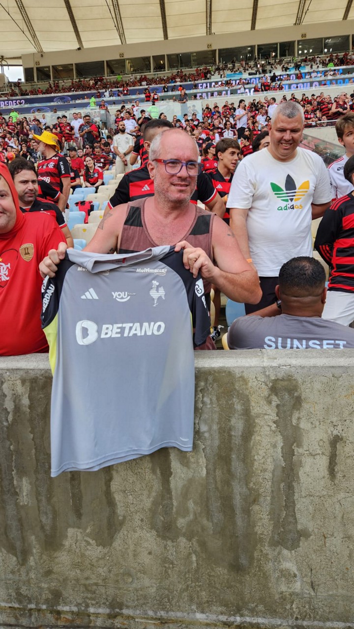 Camisa foi entregue para o torcedor no Maracanã