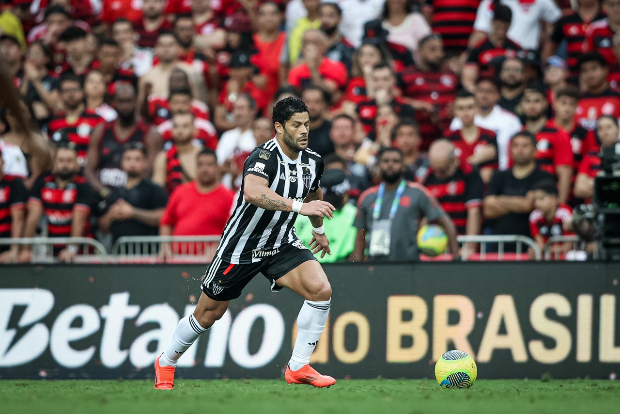 Hulk pelo Atlético contra o Flamengo no jogo de ida da final da Copa do Brasil