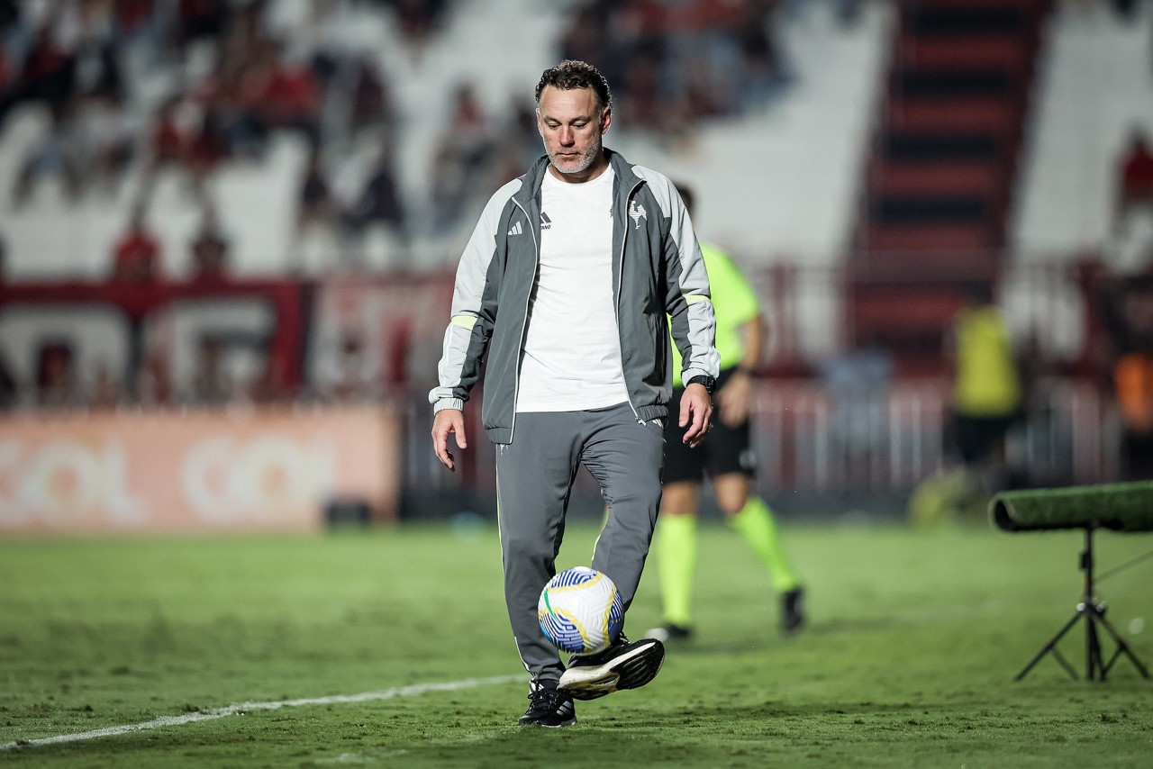 Treinador admitiu que o Atlético não consegue jogar bem as três competições
