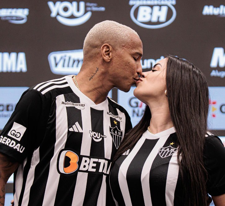 Deyverson, do Atlético, e sua esposa Karina