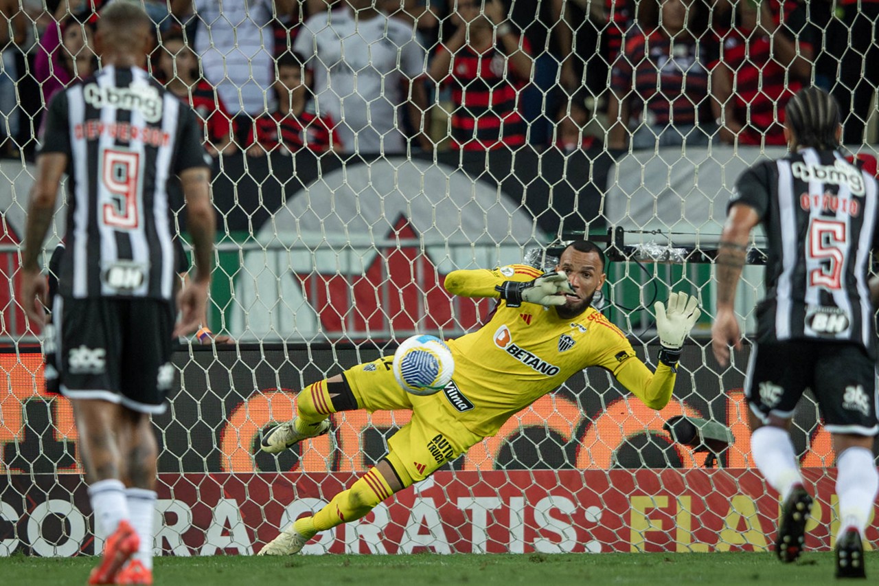 Everson defendeu pênalti batido por David Luiz ainda no primeiro tempo