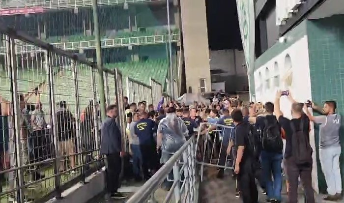 Jogadores e seguranças do Botafogo partiram pra o empurra-empurra ao final da partida 