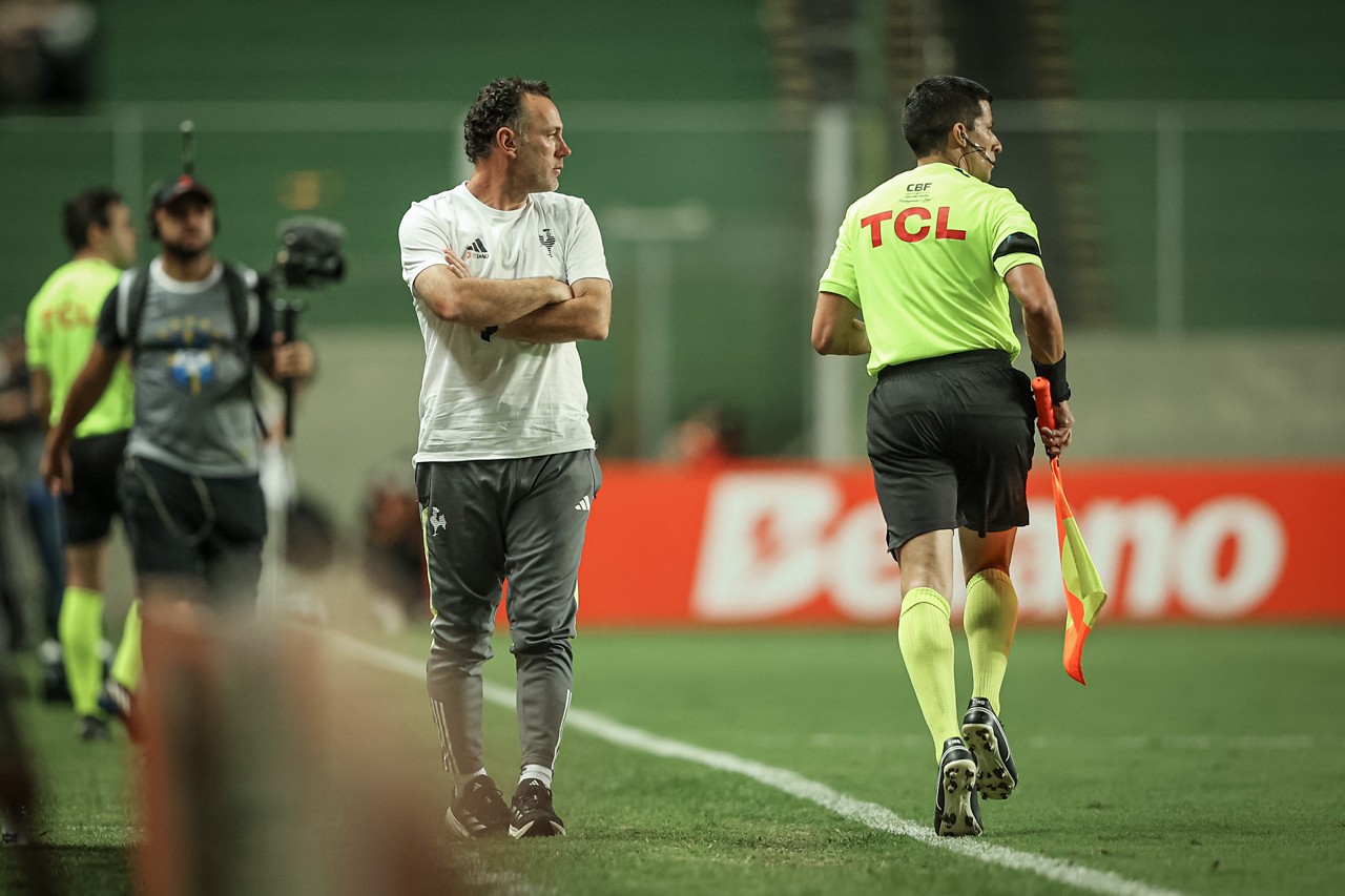 Treinador elogiou postura da equipe com um jogador a menos