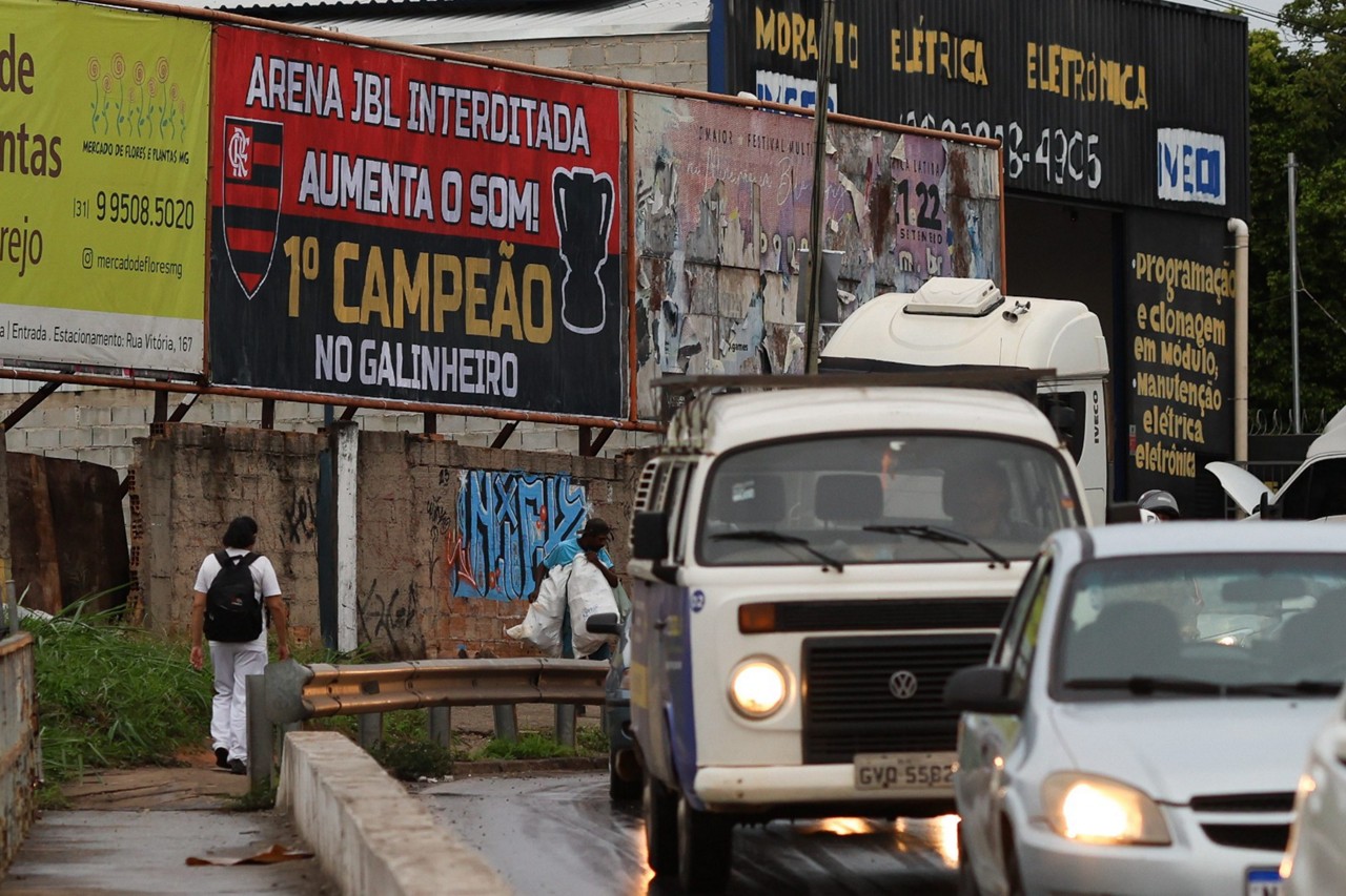 Outdoor de flamenguista com provocações ao Atlético pelo título da Copa do Brasil, na rua Monsenhor Messias, no bairro Flamengo, em Contagem. 