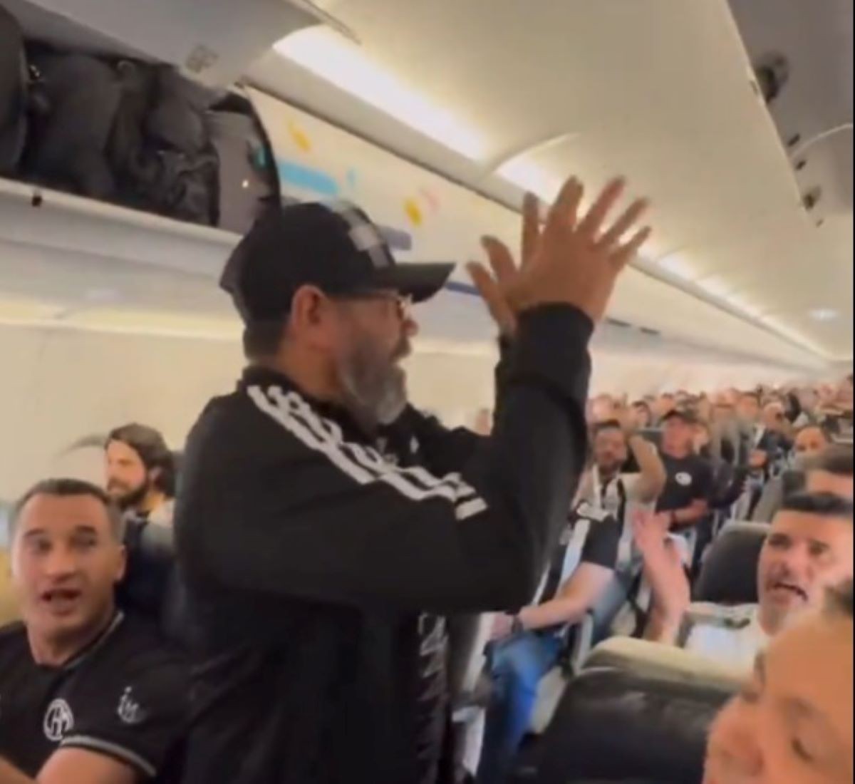 Pai de Hulk comanda festa dos atleticanos no avião