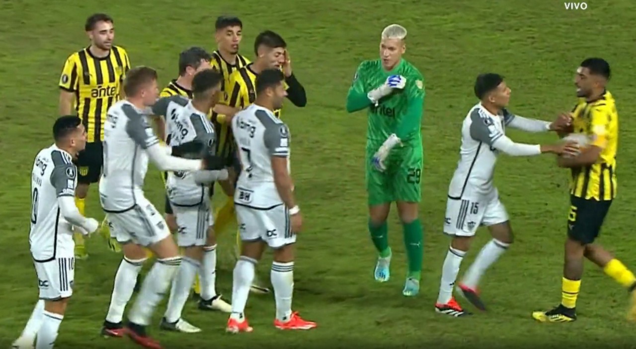 Goleiro do Peñarol discutiu com Hulk durante a partida