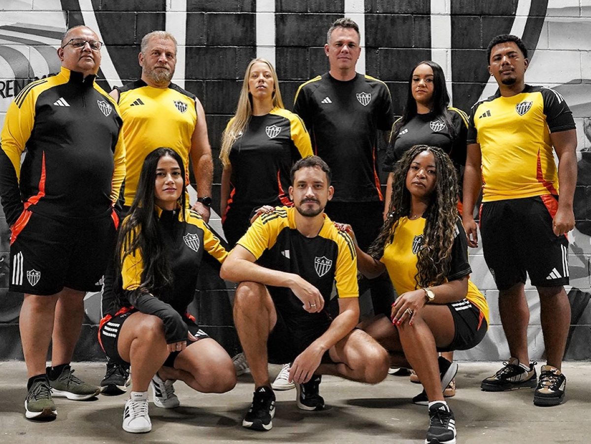 Ensaio de lançamento da nova camisa contou com a presença de funcionários do clube