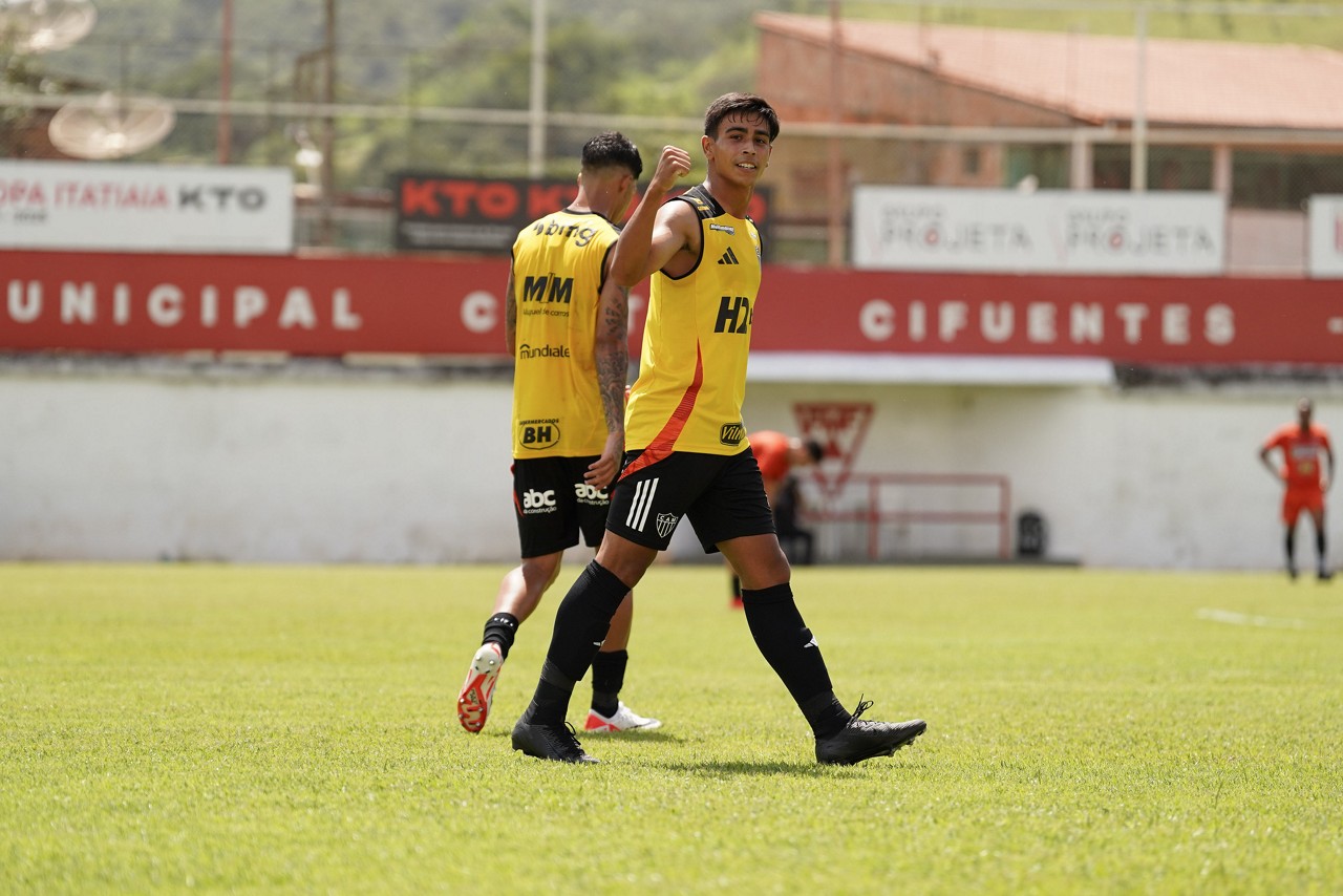 Atacante comemora seu gol na partida contra o Vila Nova