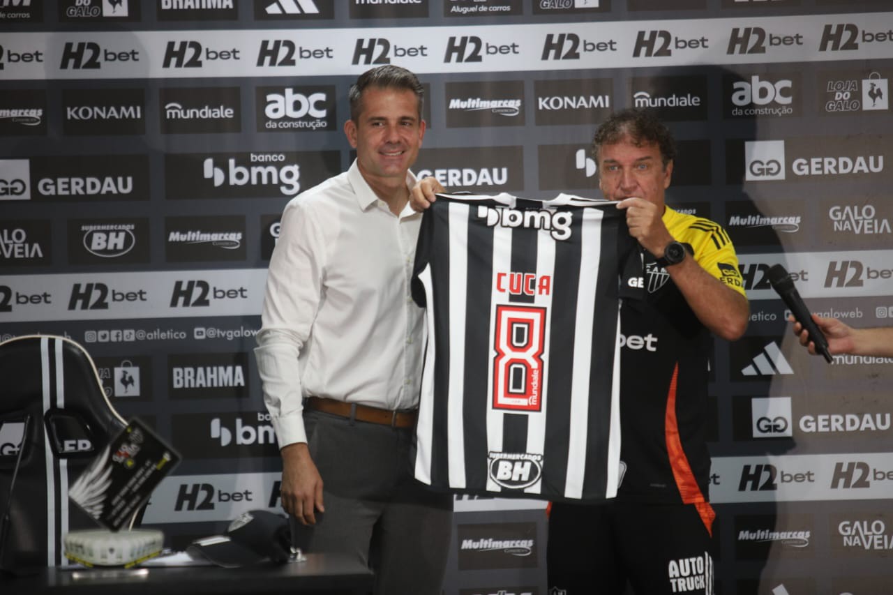Técnico Cuca é aprresentado pelo Diretor, Victor Bagy