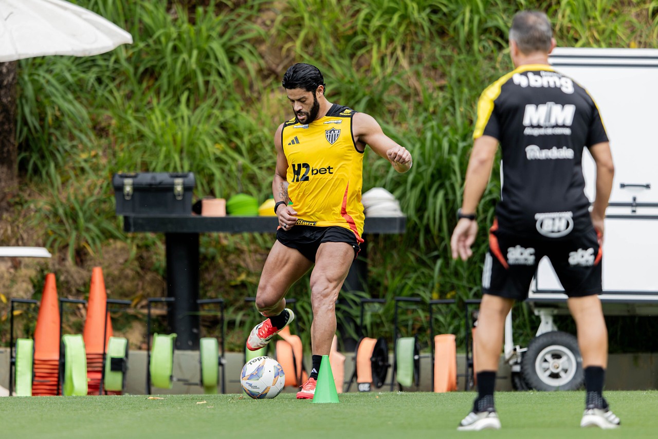 Hulk fez treino com bola na Cidade do Galo