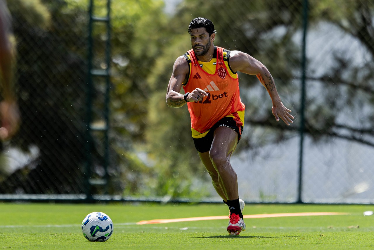 Hulk participou dos treinamentos nesta terça-feira (25)