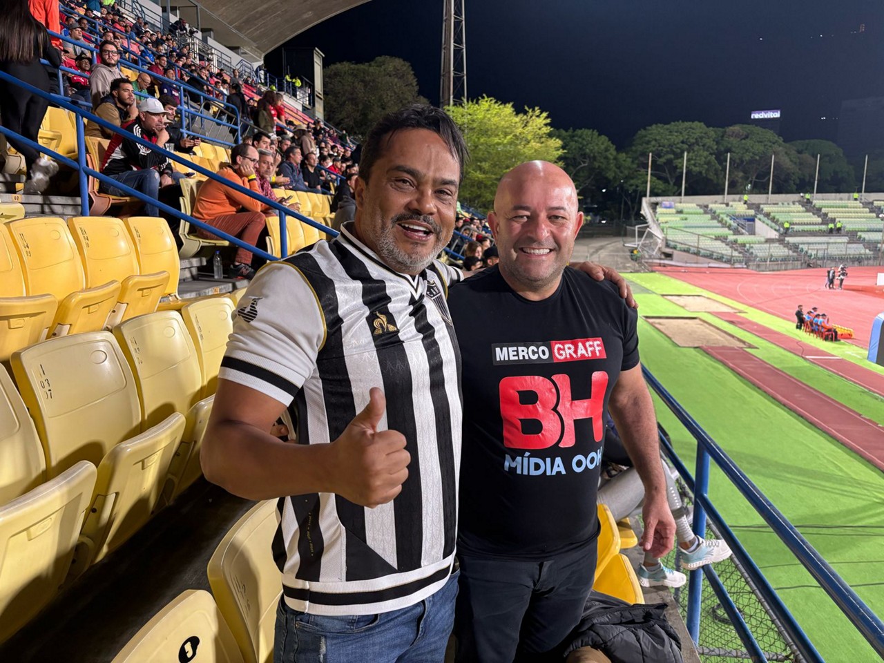 Dupla de empresários no jogo do Atlético