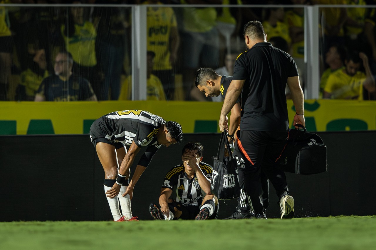 Alan Franco sentiu a lesão no último lance da primeira etapa