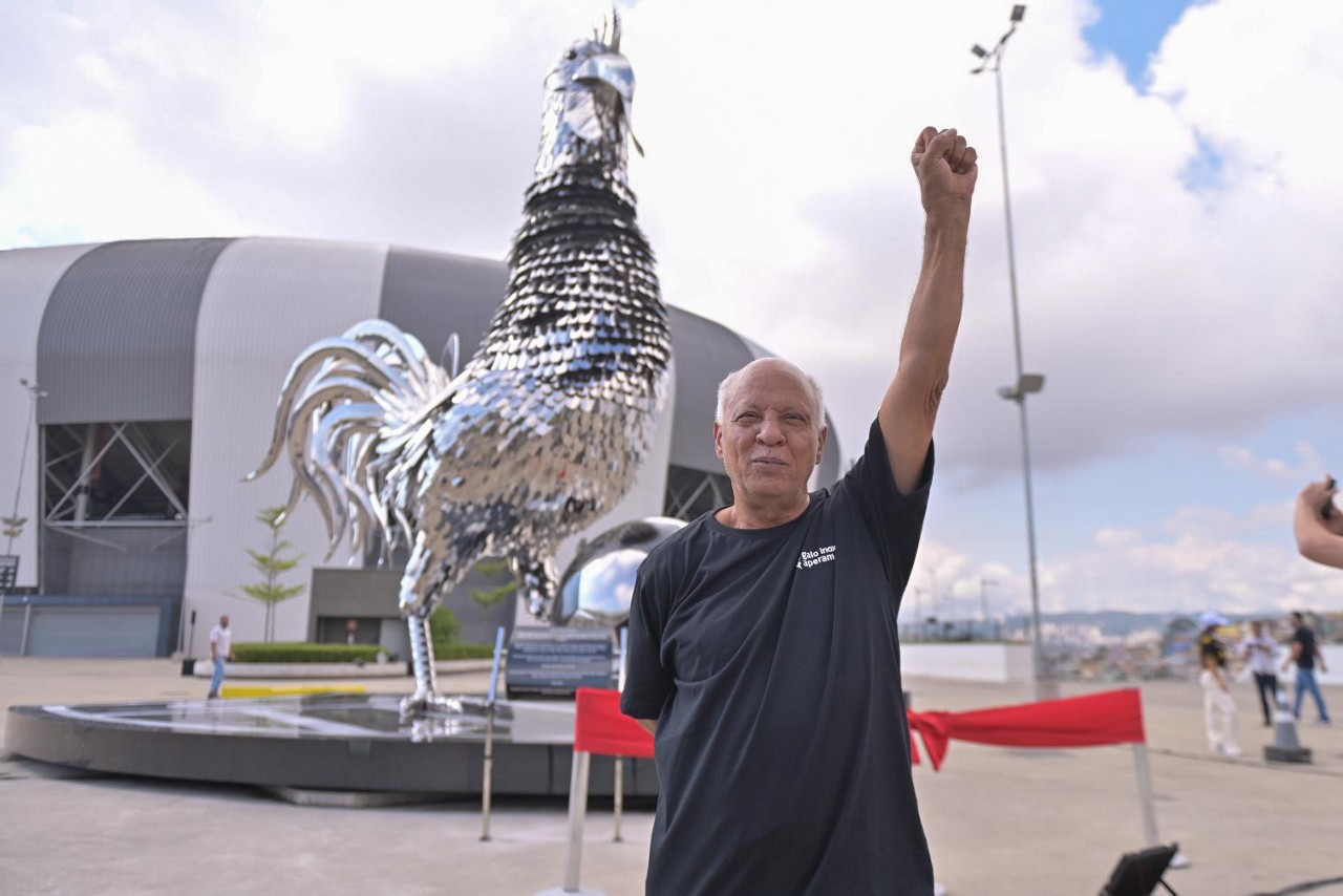 Reinaldo junto ao Galo Inox na esplanada da Arena MRV