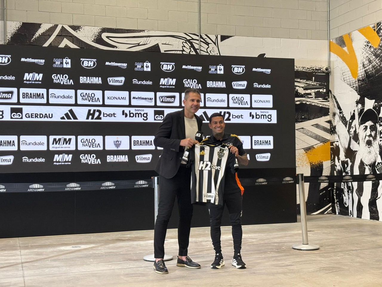 Dudu foi apresentado pelo Diretor de Futebol do Atlético, Victor Bagy