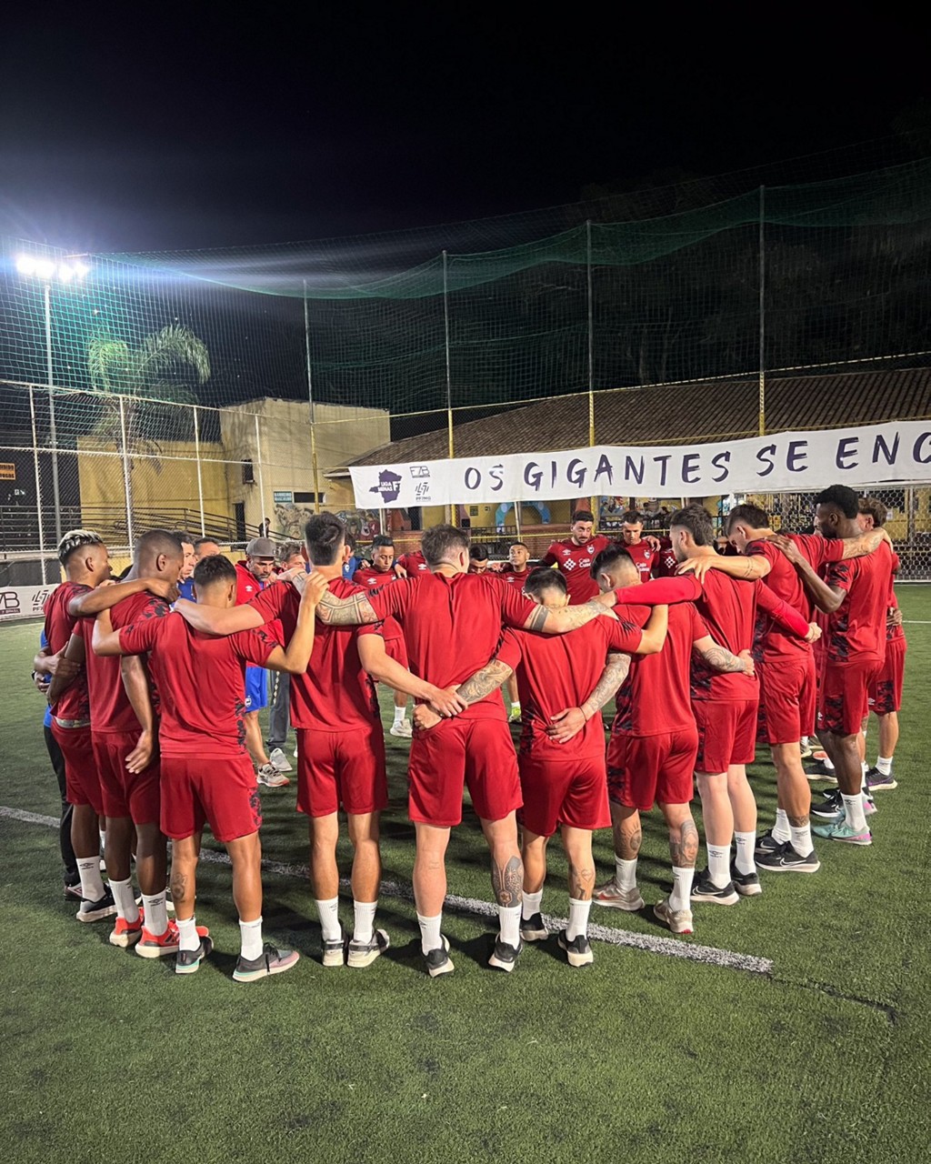 Jogadores treinaram em uma quadra na região da Pampulha