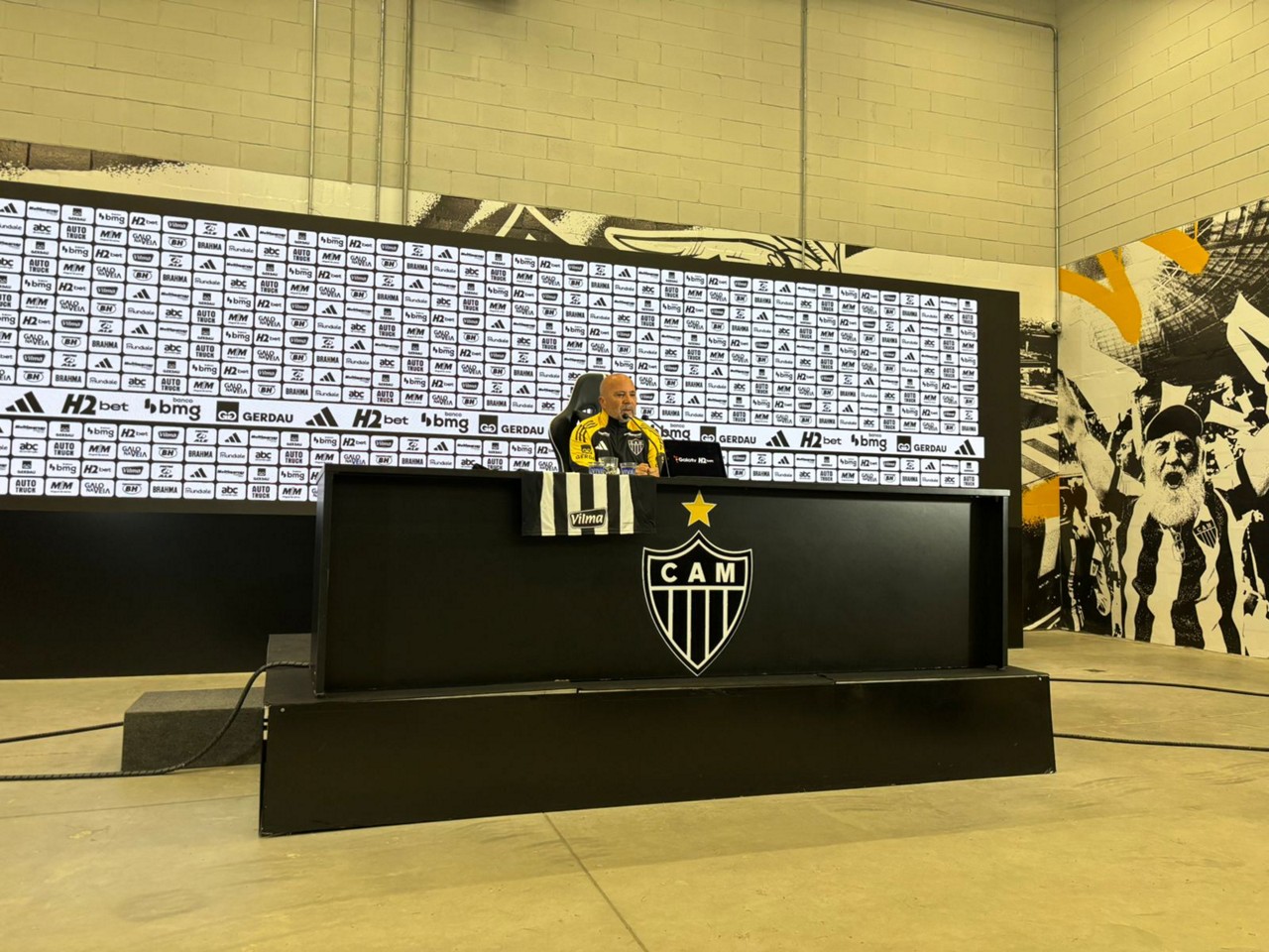 Jorge Sampaoli foi apresentado oficialmente neste sábado (6) na Arena MRV