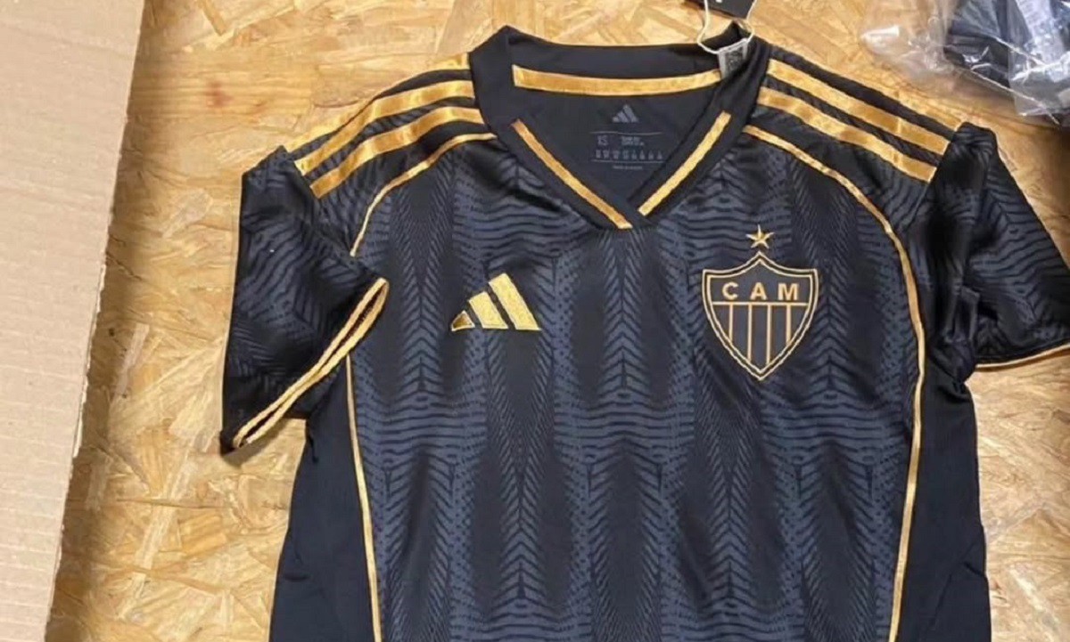 Modelo conta com a cor preta como predominante e detalhes em dourado