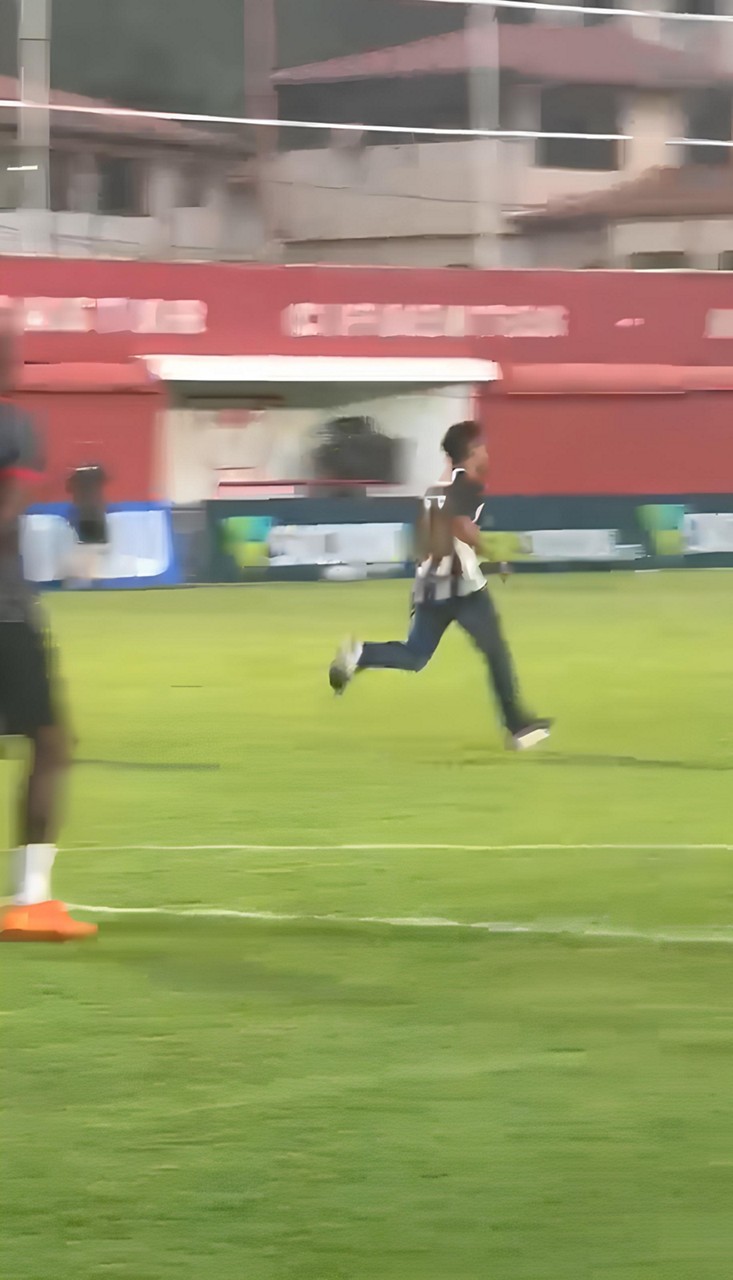 Torcedores invadiram o gramado após a partida