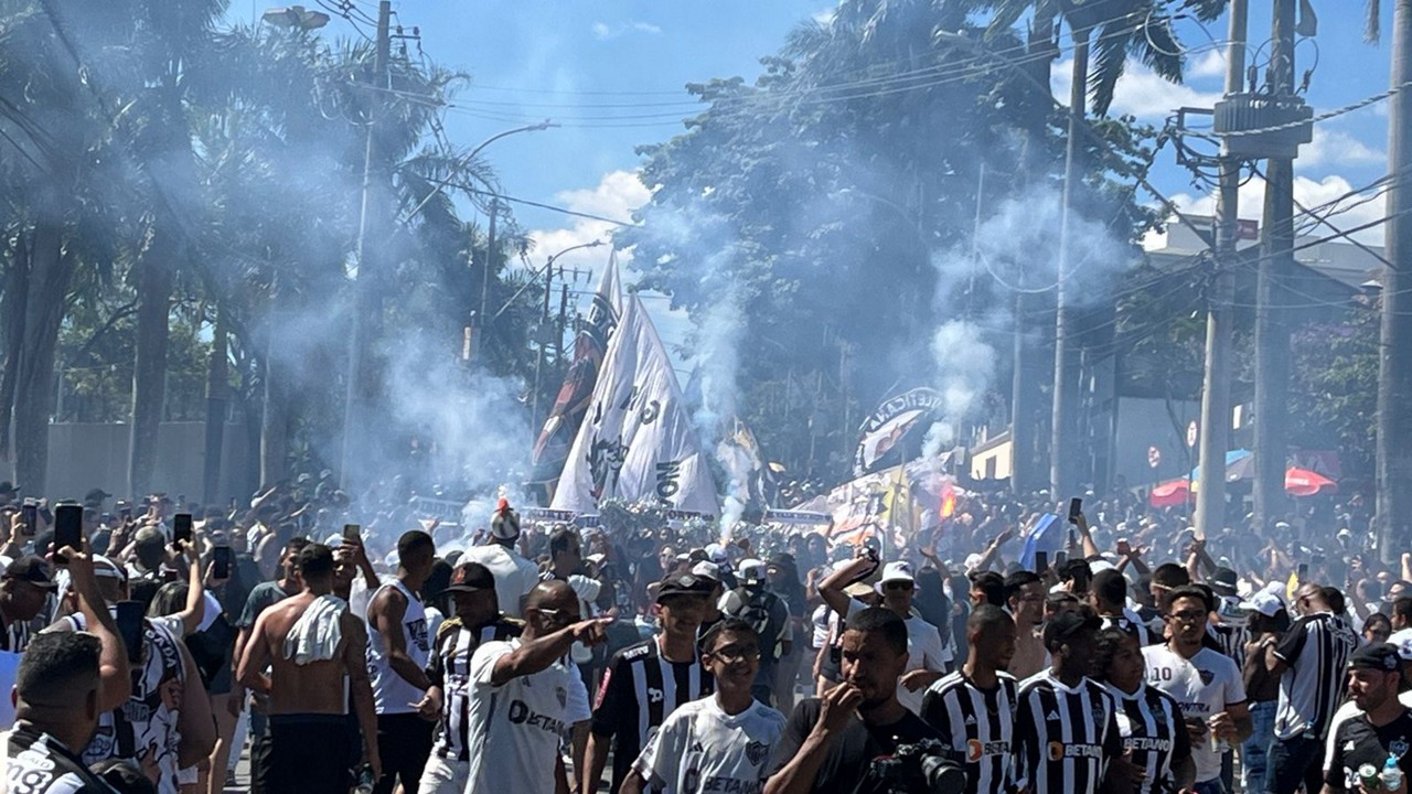 Torcedores do Atlético torcem pelo hexa no mineiro