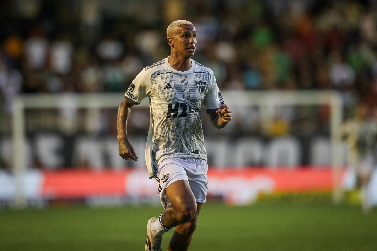 Atacante Deyverson iniciou a partida, mas cedeu lugar para o companheiro Hulk na volta para o segundo tempo