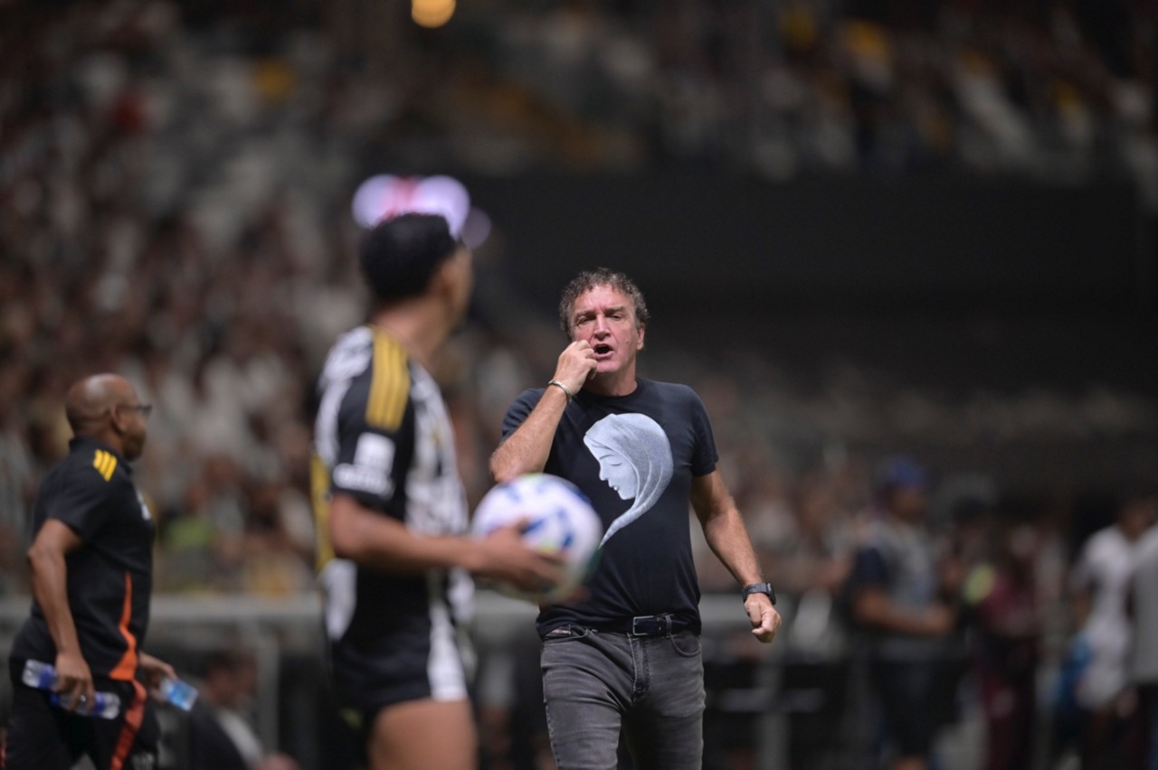 Cuca em ação na partida entre Atlético e Fluminense, na noite deste domingo (11)