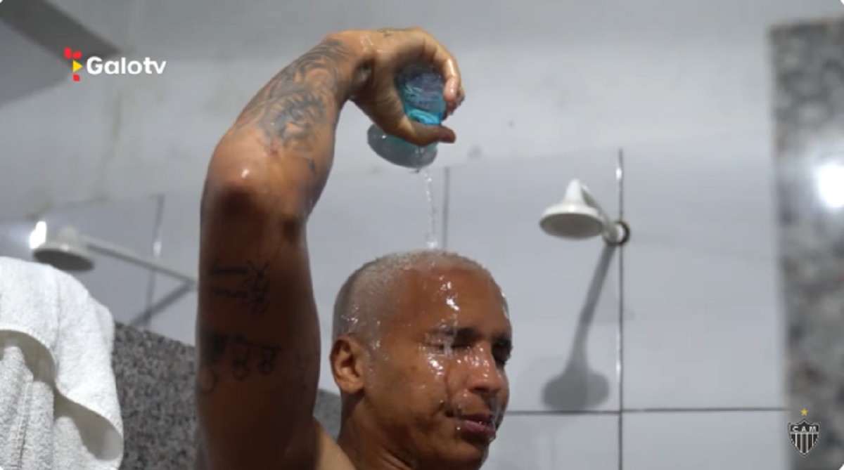 Atacante Deyverson improvisou o banho com copinho de água mineral