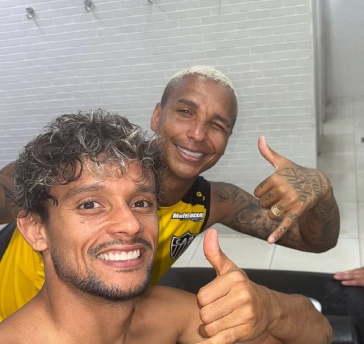 Scarpa publicou a despedida com o atacante Deyverson, que deixa o Atlético para reforçar o Fortaleza