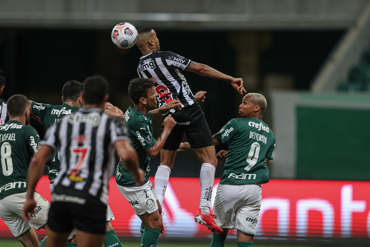 Deyverson atuando pelo Palmeiras contra o Atlético