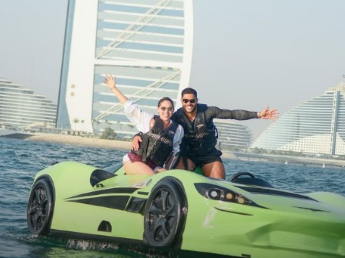 Hulk se diverte em carro aquático em Dubai