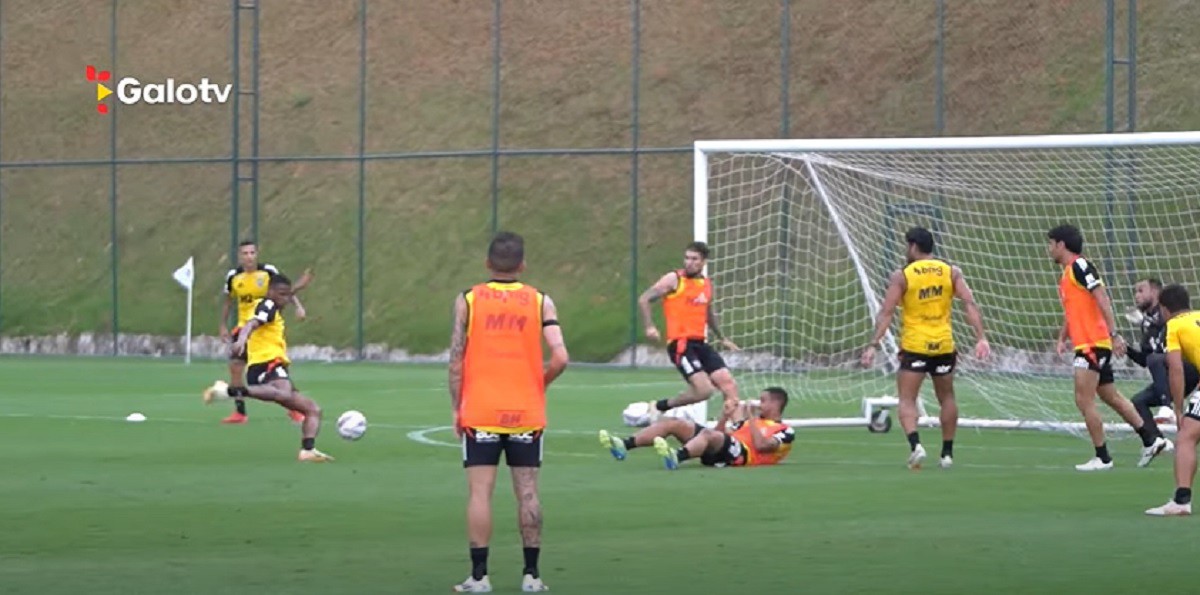 Júnior Santos finaliza a gol durante treinamento do Atlético na Cidade do Galo